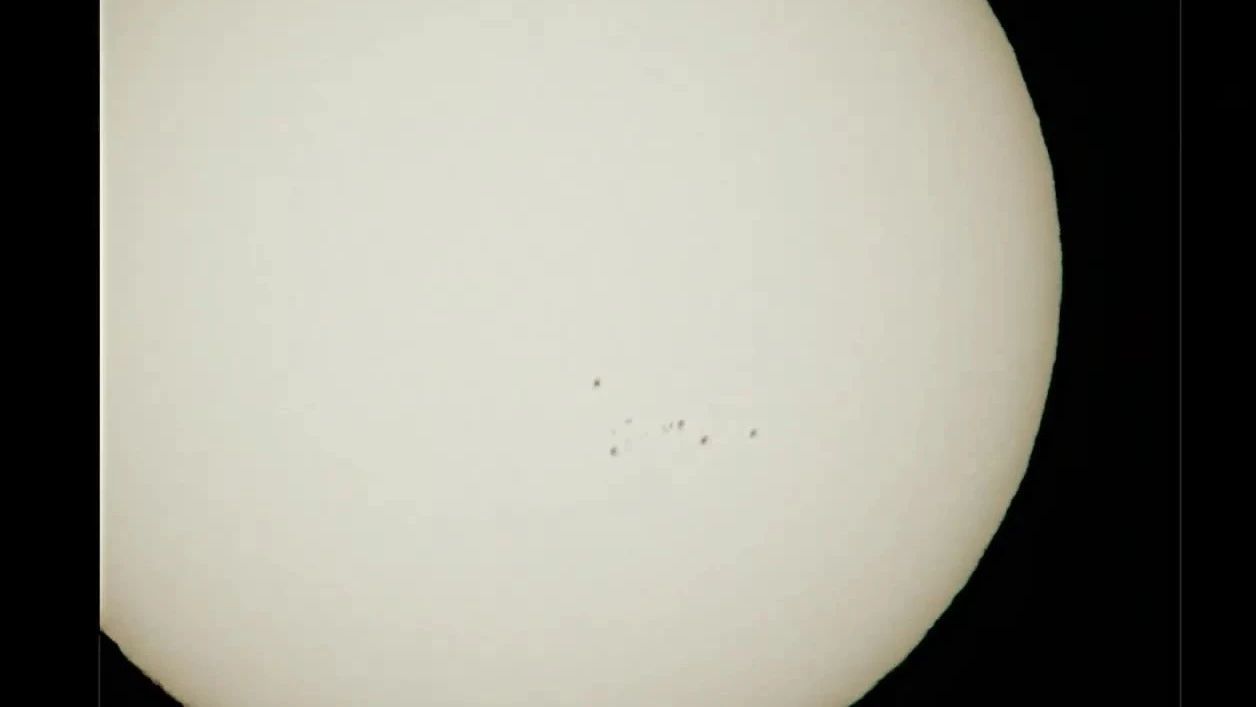 看！太阳上有些小黑点，你猜得没错，那就是太阳黑子