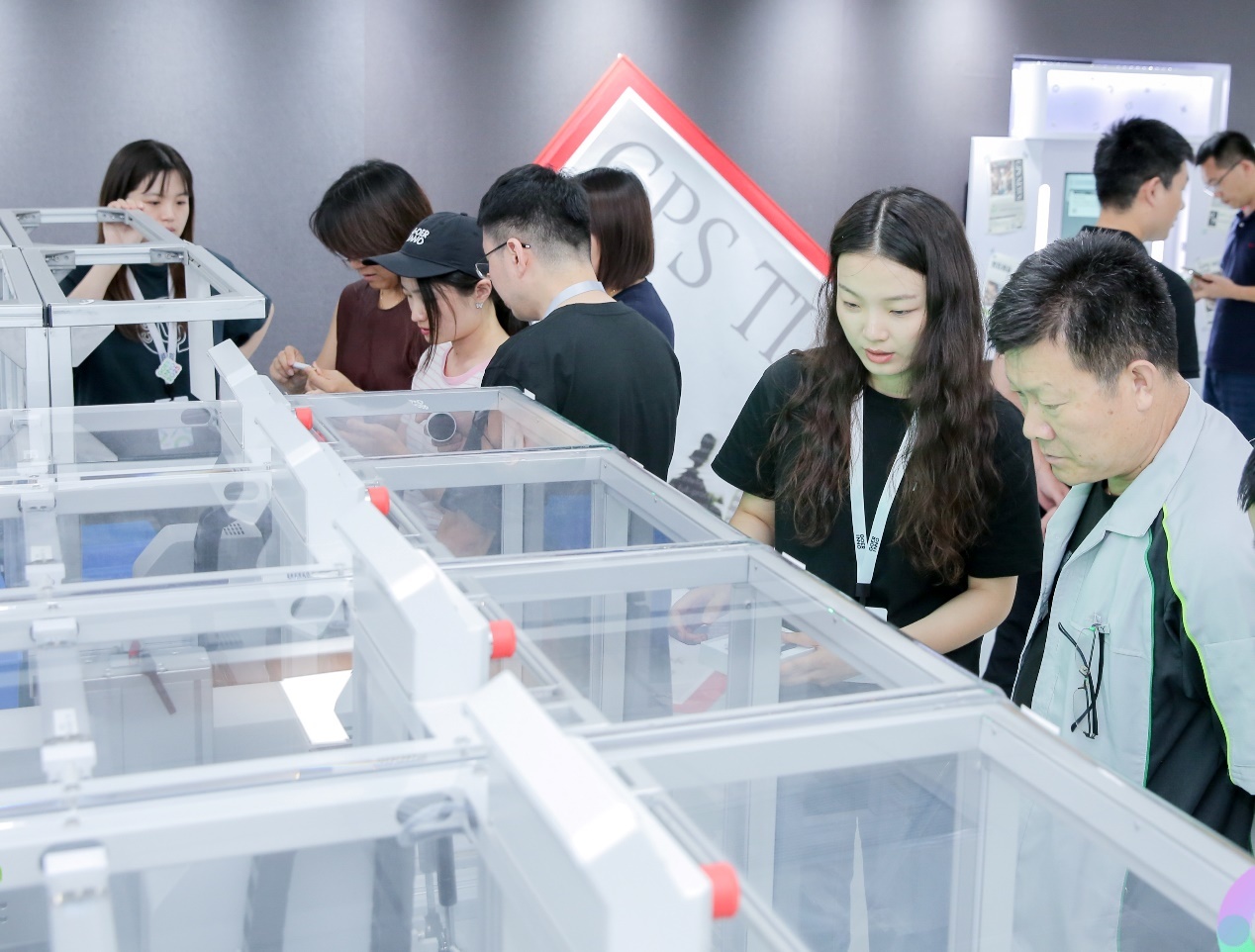 参观者在柔性自动线前驻足观看