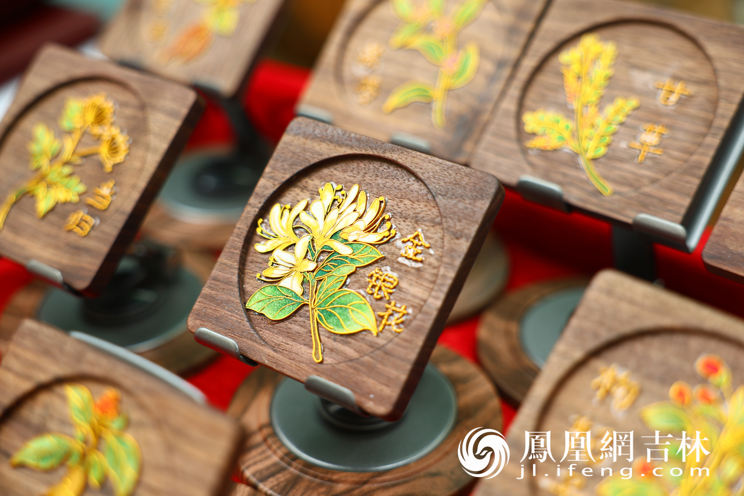 决赛展示作品：中药植物与传统非遗掐丝珐琅——杯垫