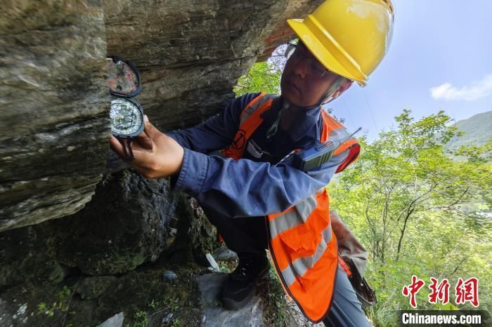 图为雷雨田正在对危石俯仰角进行检查。　张霖 摄