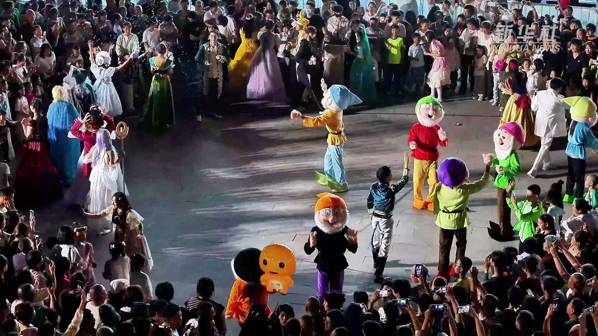 内蒙古锡林郭勒上演奇幻花舞游