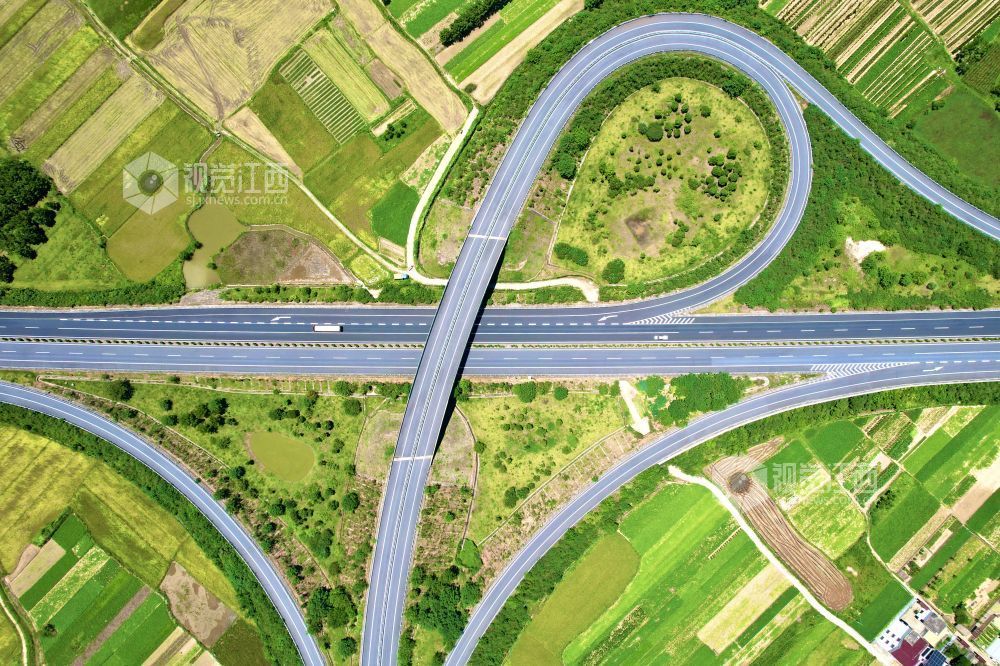 7月17日，莆炎高速万合互通立交，蜿蜒的高速公路与耕田、水塘、树木相互映衬，展现出交通基建与田园风光融合的景致。