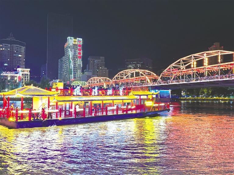 兰州中山桥及夜游黄河成为游客热门打卡景点和游览项目　兰州日报社全媒体记者 陶奕冰　摄