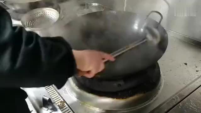 鱼香肉丝盖饭天天排队，溜进厨房拍下制作全过程，竟不是炒的