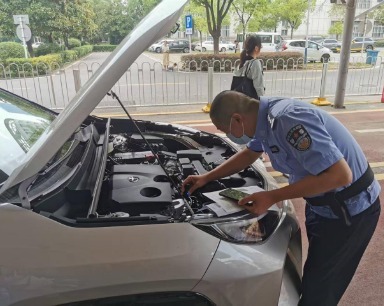 探访盛夏交警最“烫手”的岗位：气温46℃ 测温枪已爆表！
