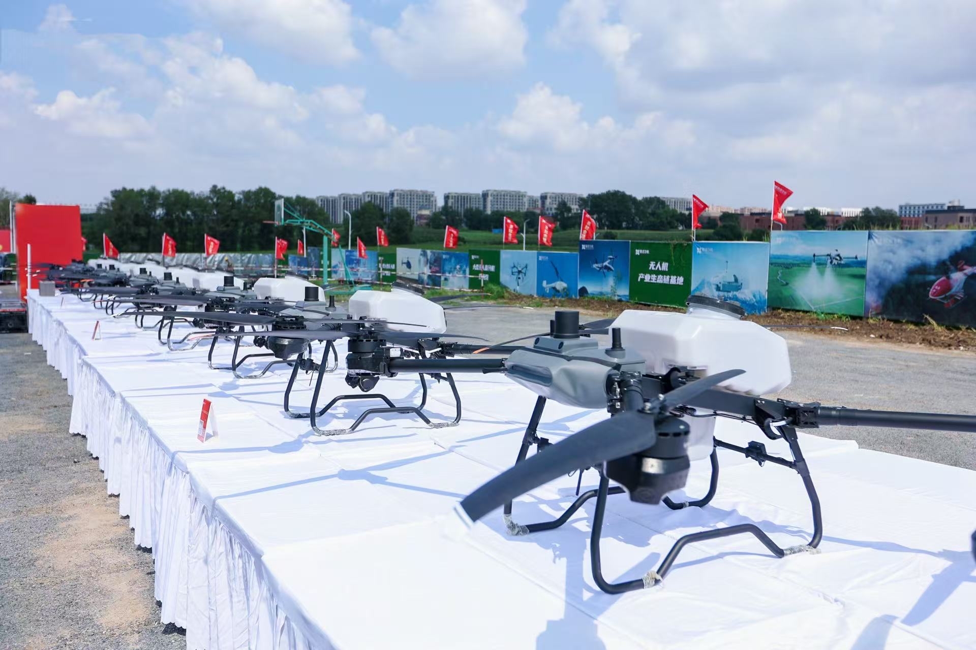 联合飞机哈尔滨基地封顶仪式现场