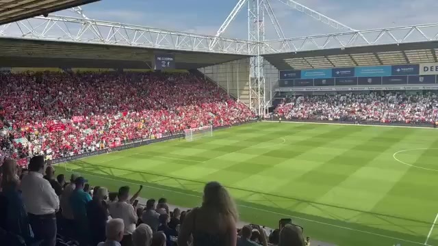 纪念若塔，利物浦vs雷普斯顿赛前数万人齐唱YNWA