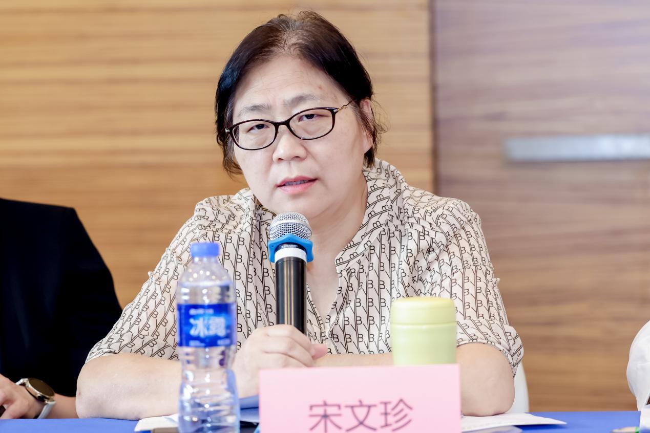 国务院妇女儿童工作委员会办公室原常务副主任宋文珍进行主题发言