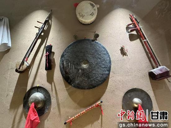 图为高台县乐善忠义班传承下来的老乐器 戴文昌 摄