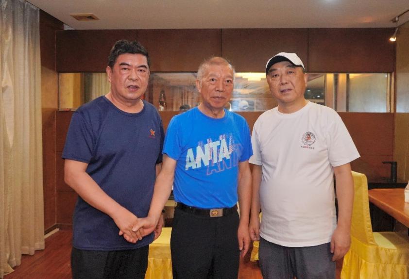 项绪文(左)与本文作者(右)和葛逊老师