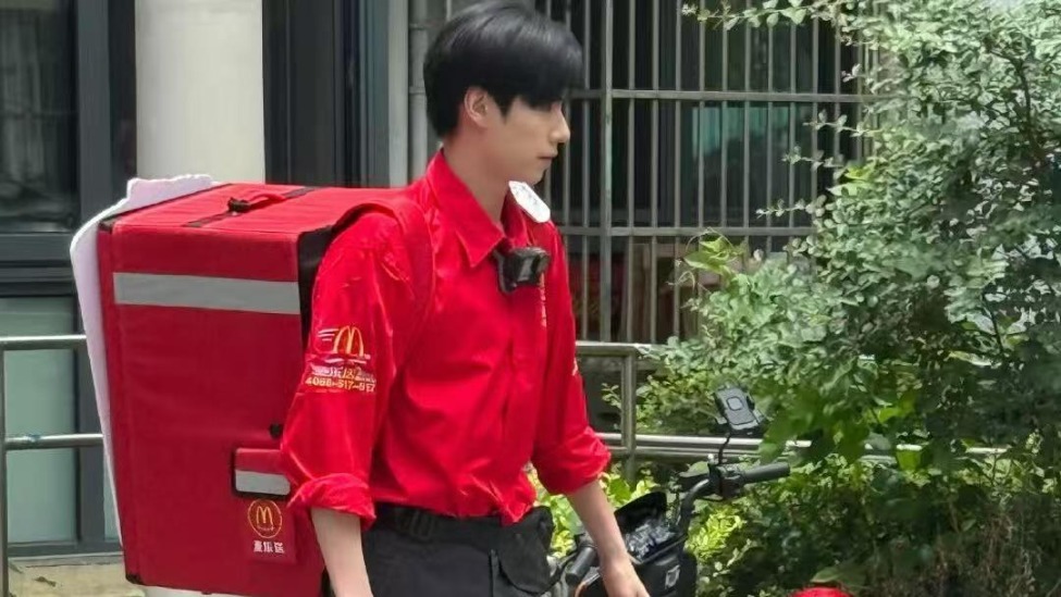 32岁演员胡一天回应送外卖，此前600多天未进组引发热议封面图