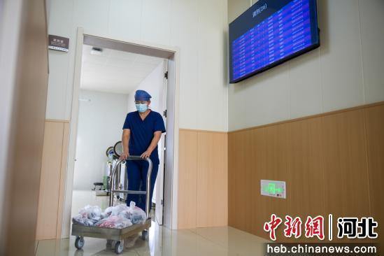 图为任丘市中医院，工作人员正在配送中药成品。 韩慧峰 摄