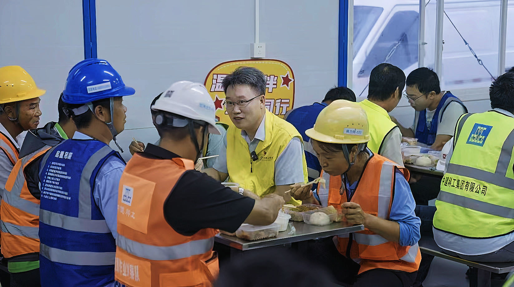 暴雨映初心 凉茶暖工心