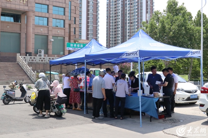 市民在小渔庄海鲜外摆摊位选购（记者 吕雯雯 摄）