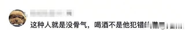 光头男给老外下跪磕头,激起民愤遭围殴,身份被扒,疑似是山东人