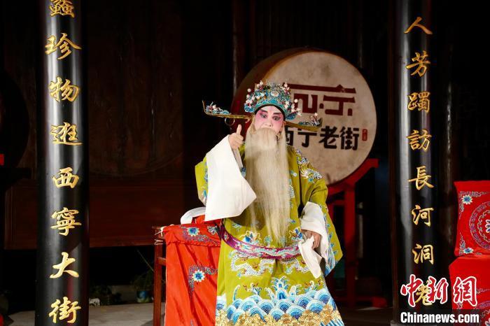 庐山百年老街上演国家级非遗“西河戏”