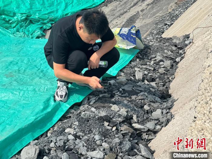 图为中试基地内堆放的煤矸石。杨英琦 摄