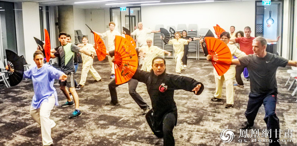 陈虎(前排中)在以色列传播崆峒武术文化 孙广营 摄