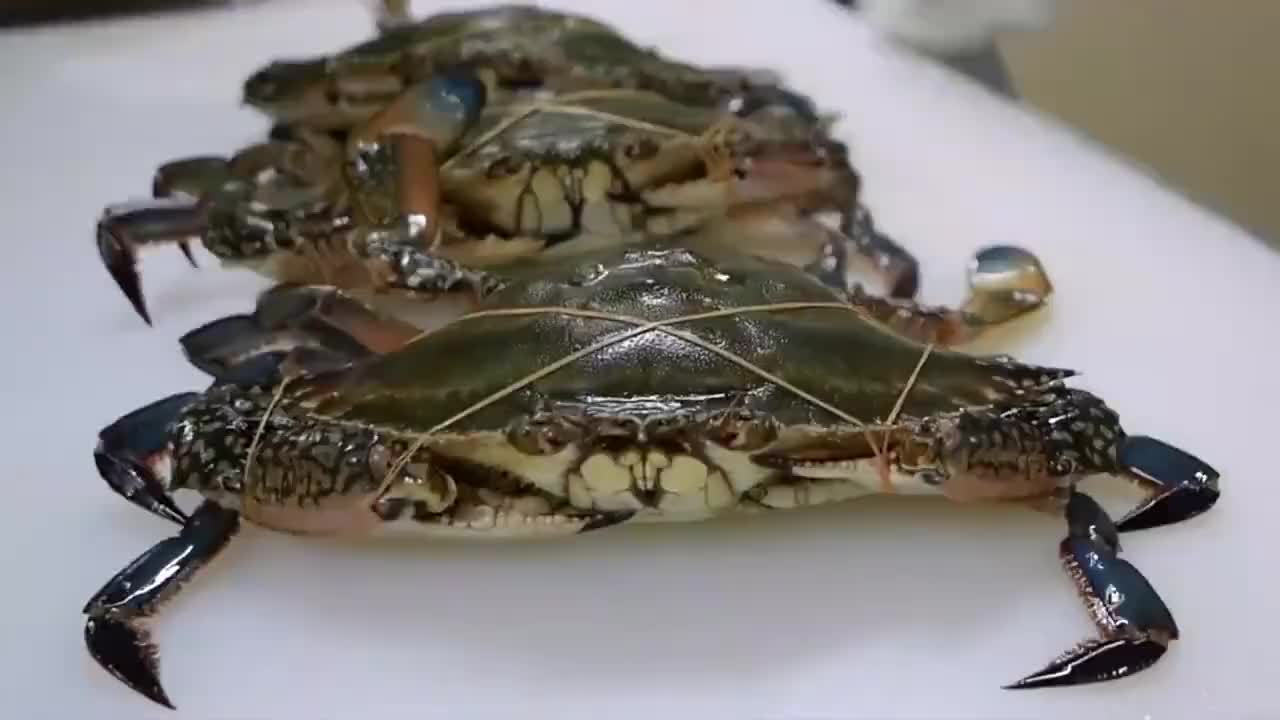 日本人吃蟹比广东人更狠，生切快斩，趁螃蟹没死透，腌制上桌