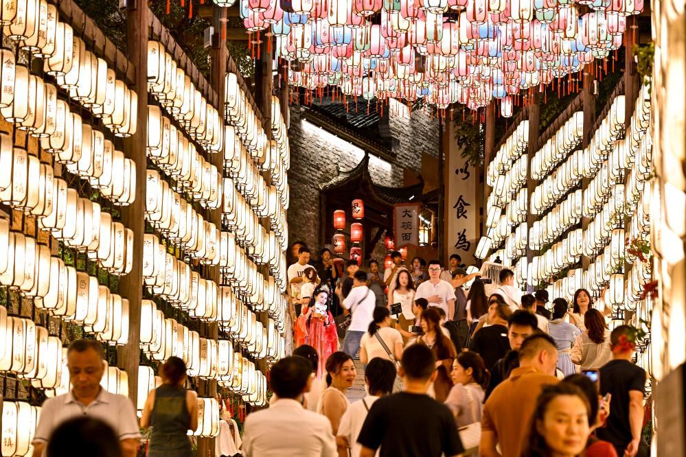 7月11日，游客在位于江西省上饶市广信区望仙乡的望仙谷景区游览。新华社记者 刘金海 摄