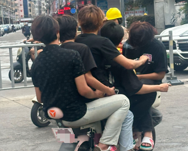 两轮电动车坐了5人 其中1个坐在车篮里！抚州多名未满16周岁少年被查处