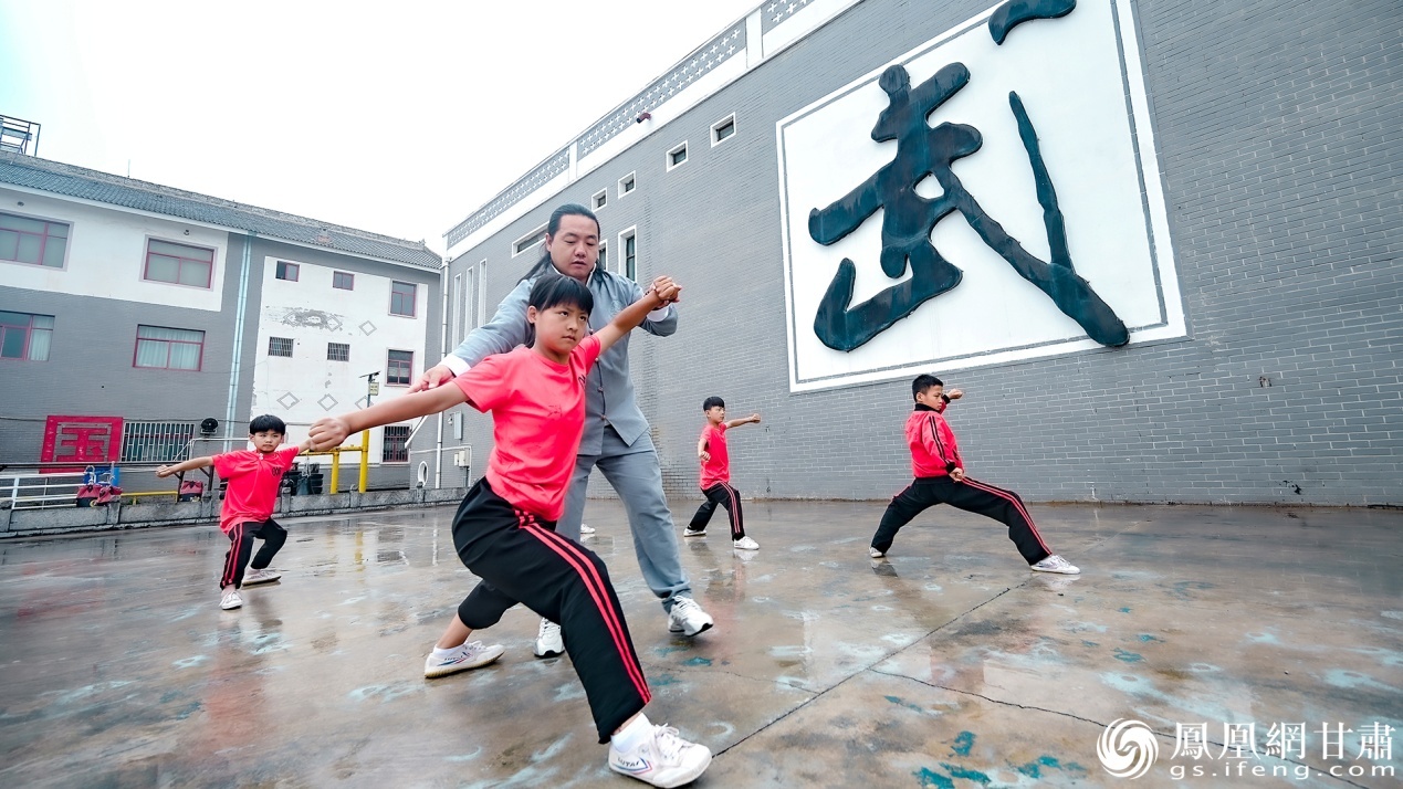 陈虎(右三)为平凉崆峒文武学校的学生传授崆峒武术精髓 李德宇 摄