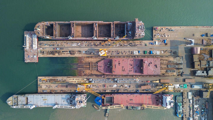 山东省荣成市黄海造船有限公司厂区生产场景(2025年5月27日摄,无人机照片)。新华社记者 徐速绘 摄