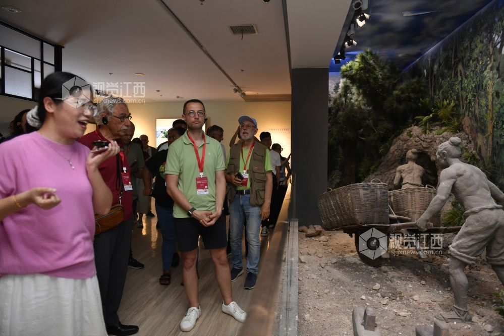 7月15日，参与2025年“一带一路”记者组织论坛暨主题采风活动的外国媒体嘉宾代表走进景德镇陶瓷博物馆。