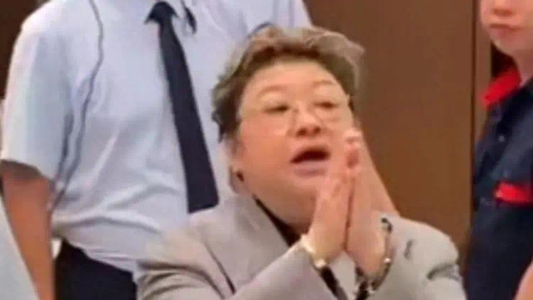 韩红因高温烧坏专用话筒，叫停户外节目录制，发怒质问导演惹争议封面图