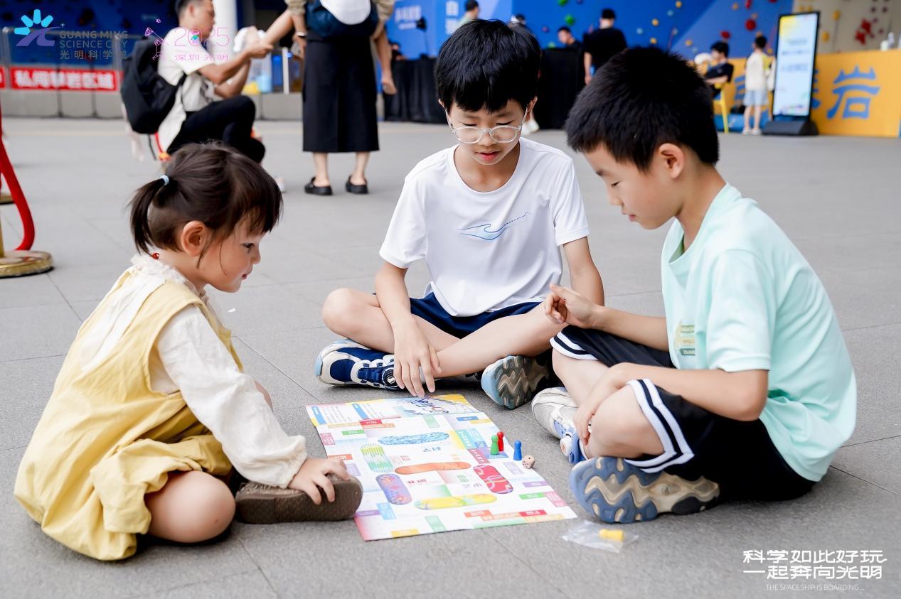 市民正在体验《超“6”玩家登陆秘籍》