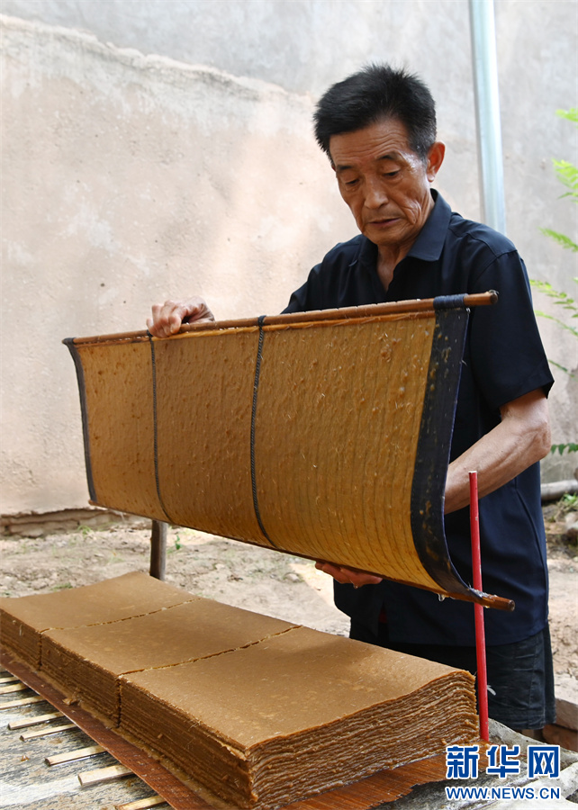 7月14日，河南省沁阳市西向镇东高村，东高高氏古法造纸技艺传承人在展示“捞纸”技艺——起坯。