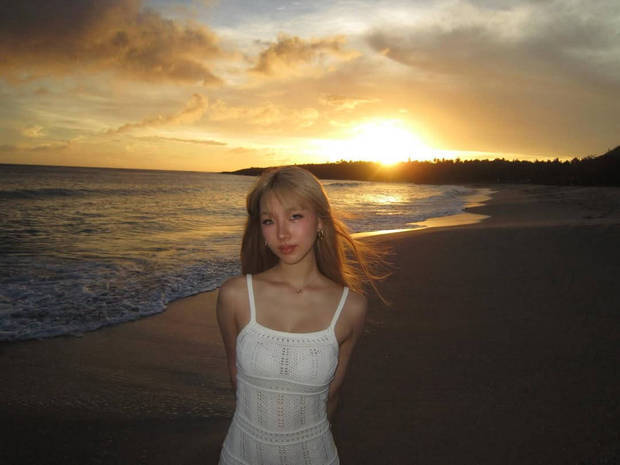 Elly晒海边金发美照，氛围感拉满。