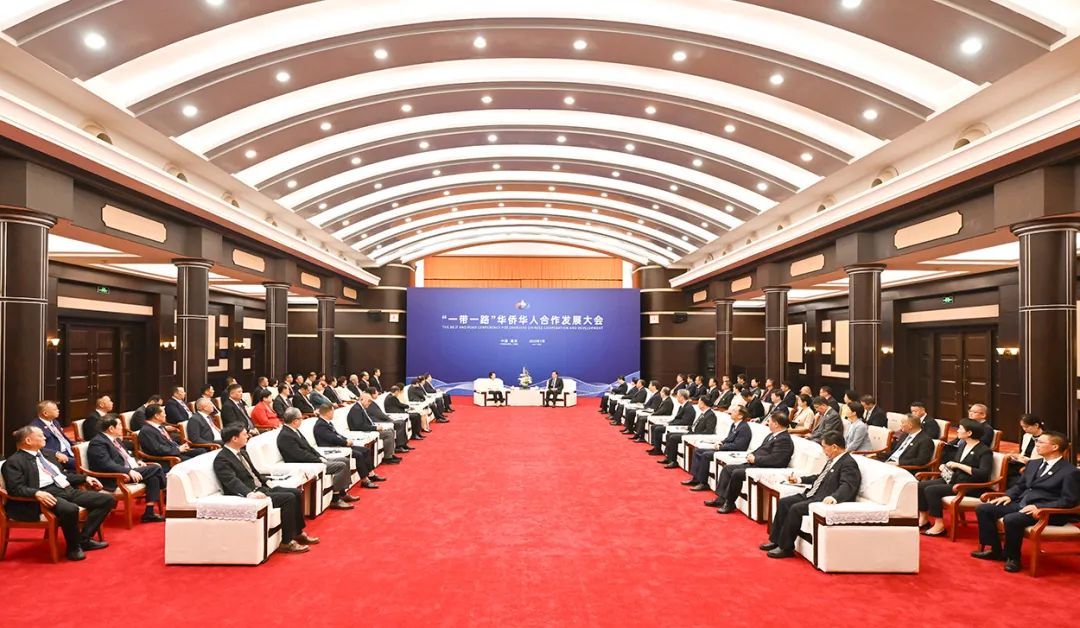 开幕式前，袁家军、胡衡华会见中国侨联副主席程红、连小敏等国内外重要嘉宾。记者 刘力 摄