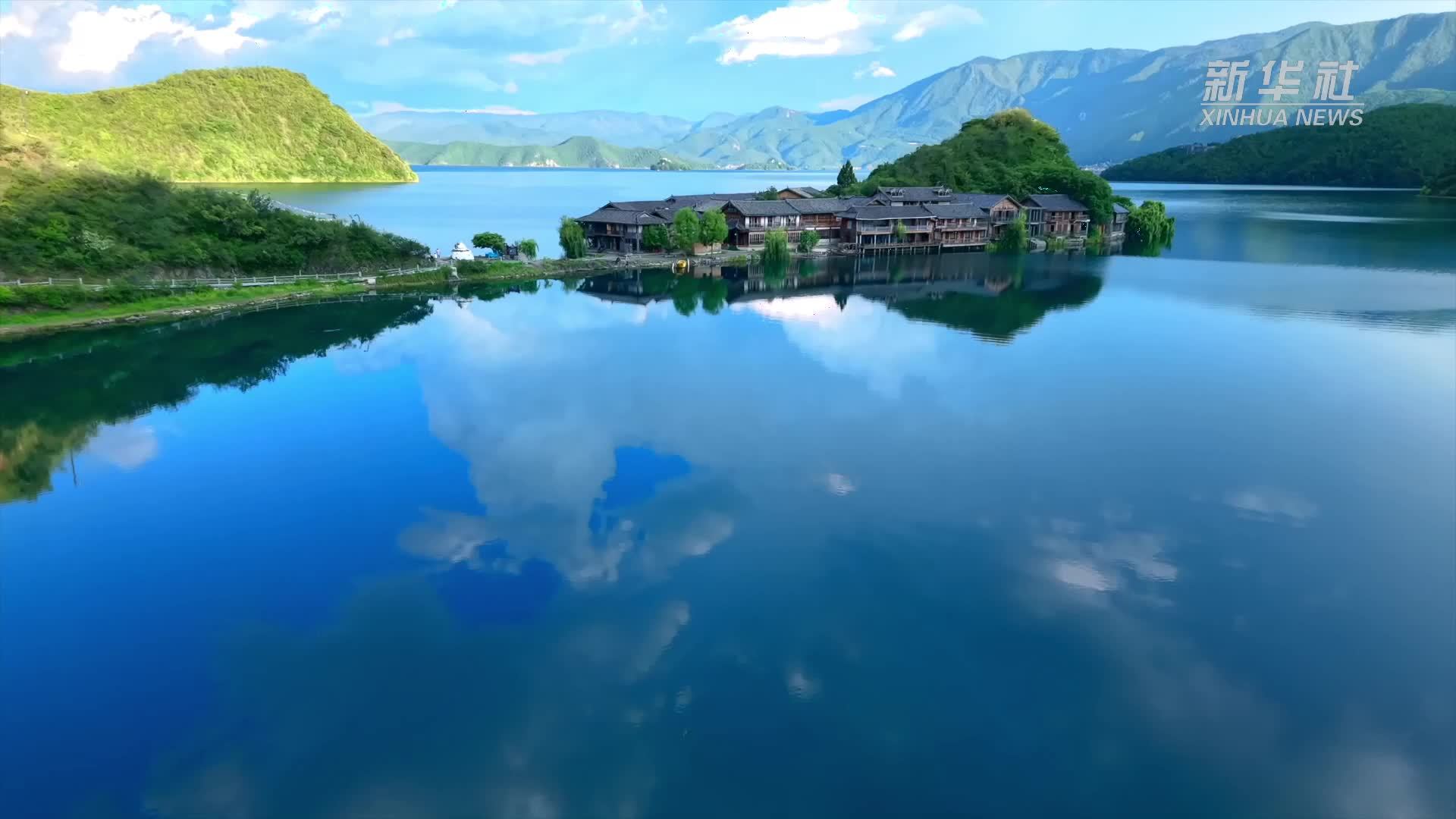夏日泸沽湖现“天空之镜”