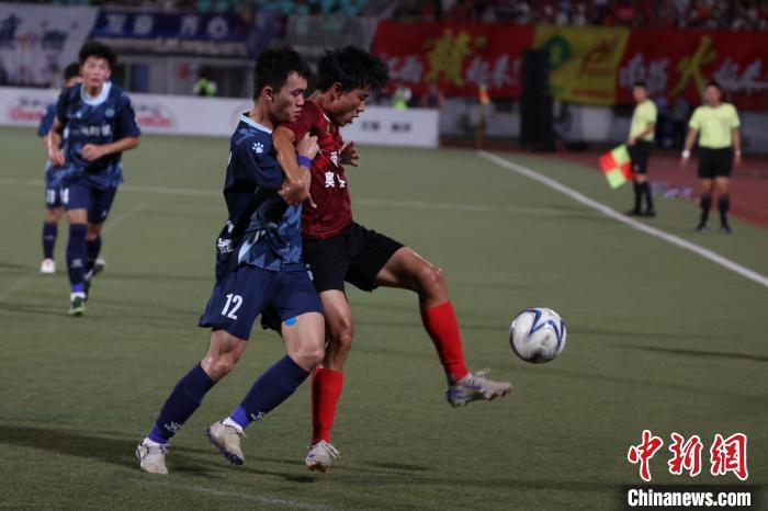 7月12日晚,“赣超”揭幕战由东道主南昌队迎战景德镇队,双方球员在绿茵场上激烈比拼。中新社记者 刘占昆 摄