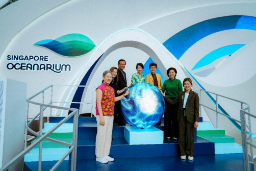 从左至右：黄攸宁女士、欧燕媚女士、林国泰先生、傅海燕部长、李溪茹女士、田桂英女士以及林雪盈女士在新加坡海洋生态馆揭幕后合影留念 图片来源：圣淘沙名胜世界新加坡海洋生态馆