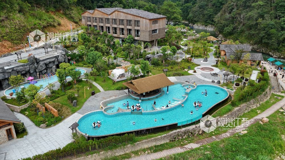 2025年7月21日，在江西省遂川县罗霄山大峡谷景区，迎来许多游客戏水消暑，乐享清凉。