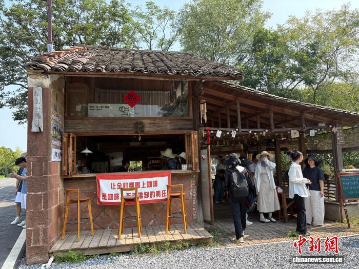 7月8日，在湖陂村村口不远处，一间藏在老房子里的咖啡馆映入眼帘。李韵涵 摄