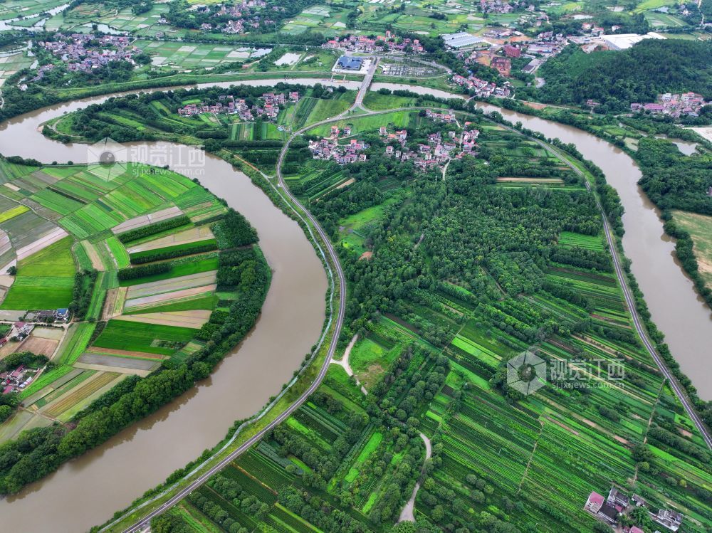 7月22日,江西省吉安市泰和县马市镇蜀口村,蜀口河蜿蜒穿越大地,源源不断输送生态活水,保障农业夏灌用水。