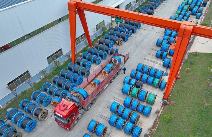 位于江西省丰城市循环经济产业园区中科亨顺科技有限公司员工在装运电缆产品。