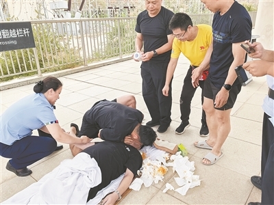 廖熙榜对患者进行急救