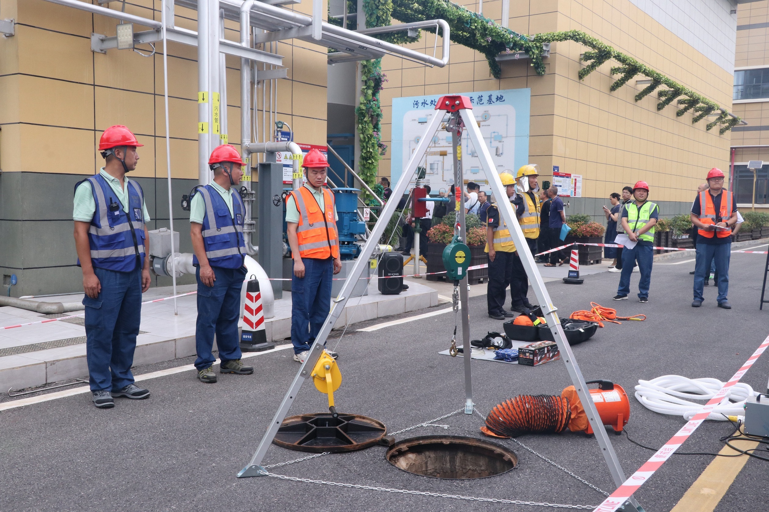 空间有限 安全无限——武汉市应急管理局开展有限空间作业示范教学暨应急演练现场观摩