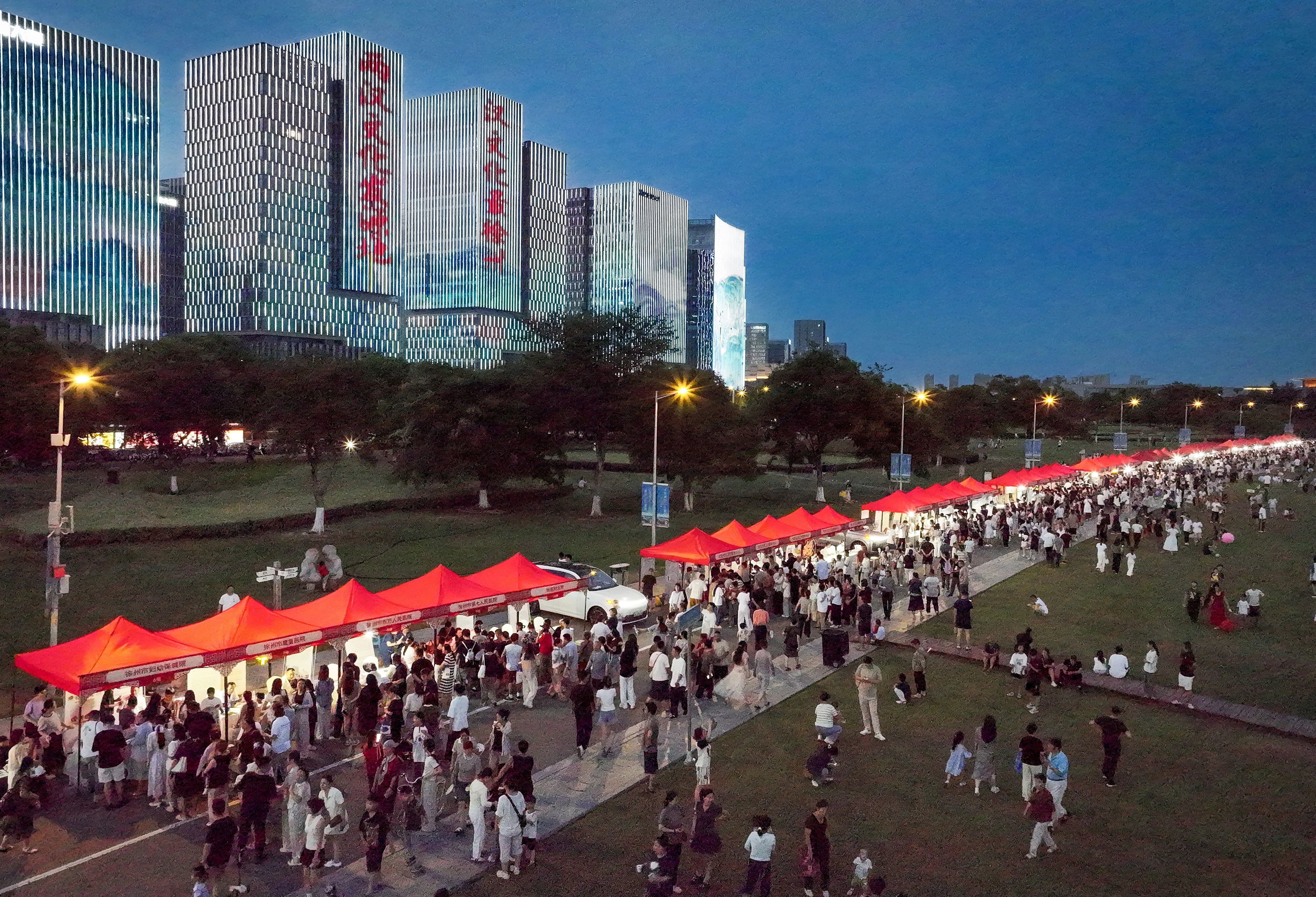 大龙湖畔“医”彩纷呈，中医夜市点燃健康夏夜