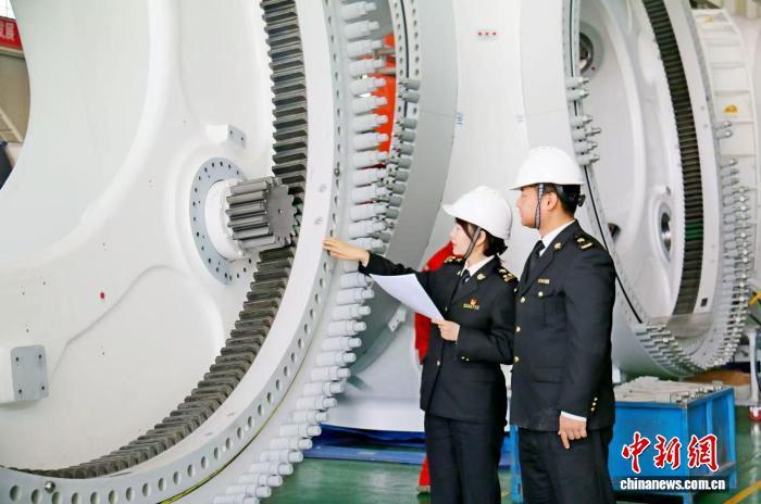 图为兰州海关所属酒泉海关对辖区新能源装备制造企业开展调研（资料图）杨建华　摄