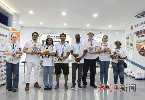 首批“洋景漂”志愿者服务队队员。