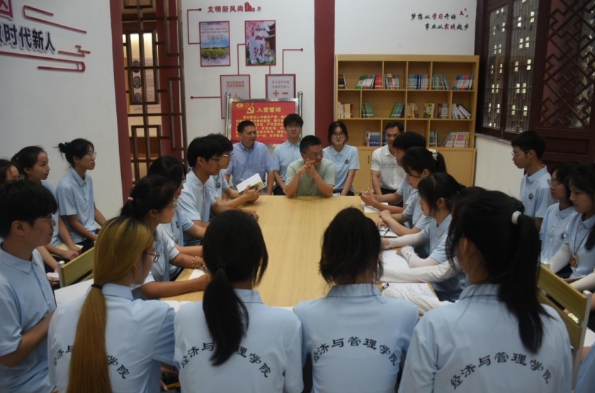 实践队在陈赞贤纪念馆开展思政课。