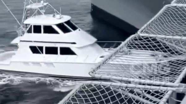 美退役航母被游船撞了，船长涉嫌酒驾被捕