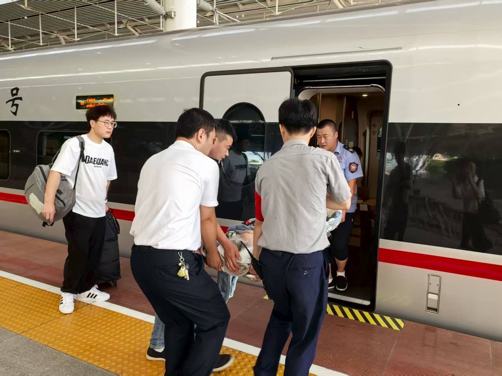 鹏城暑运热浪中的温情守护