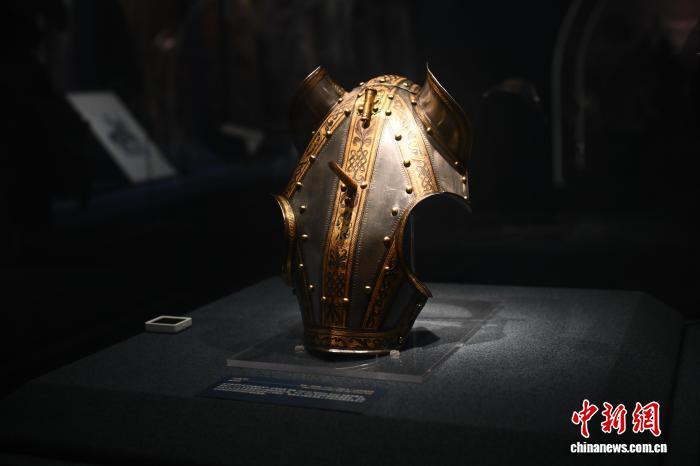 7月24日,在位于甘肃省兰州市的甘肃省博物馆展陈的马面甲。该马面甲是来自1590年担任威尼斯指挥官乔万·巴蒂斯塔·罗塔的盔甲套装。中新社记者 李亚龙 摄