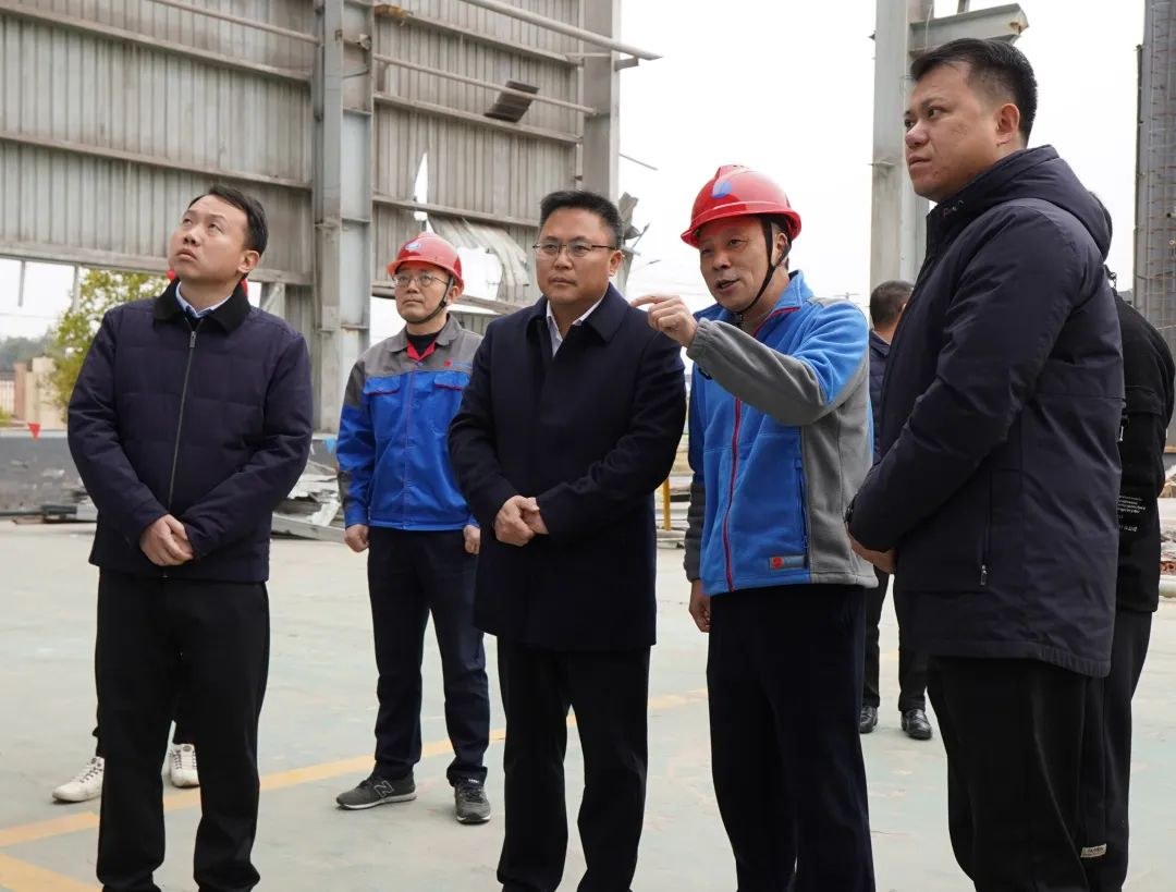 ▲ 县委书记康健在园区企业调研